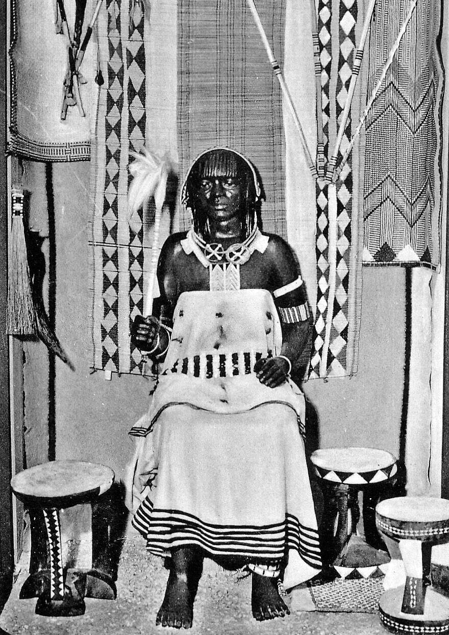 Zauberin der Zulus: Perlenbänder schmücken Arme, Kopf, Brust und Beine.
