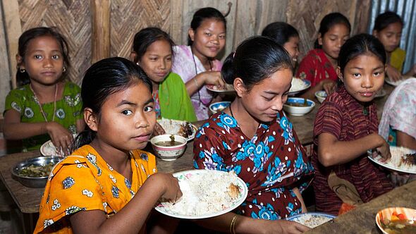 Ordensschwestern kümmern sich darum, dass die Kinder in die Schule gehen können und dort auch ein Essen erhalten.