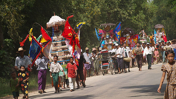 Ein Festumzug findet in den Straßen der Diözese Pathein statt. 