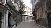 Zerstörte Gasse nach dem Bürgerkrieg in Homs, Syrien. 