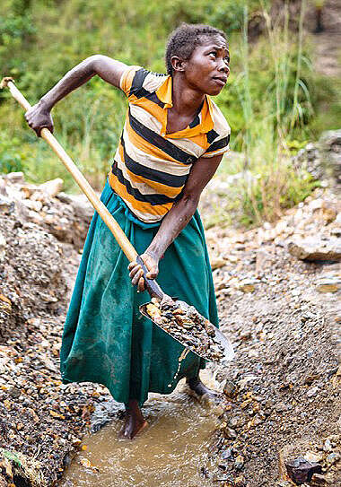 Minenarbeiterin im Kongo