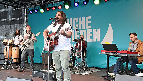Die Afro-Reggae-Band „I Finton's Kalabash” auf der Bühne im „Eine-Welt-Quartier” des Katholikentags 2018.