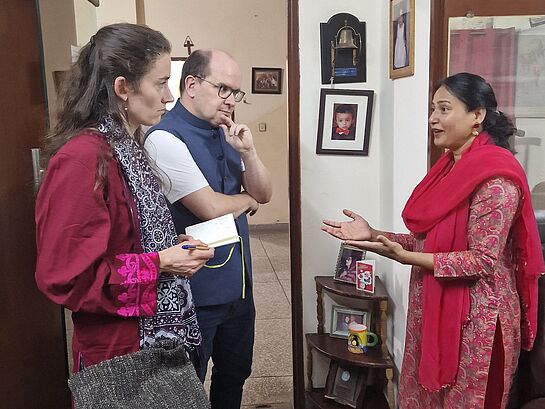 Pfarrer Dirk Bingener und missio-Menschenrechtsexpertin Dr. Katja Voges (links) sprechen auf der missio-Solidaritätsreise mit einer pakistanischen Christin, die zu Hause über ihren Alltag berichtet.