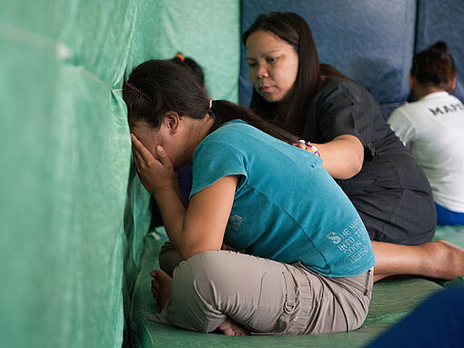 Marlyn Richter tröstet ein Mädchen im Kinderschutz-Zentrum von PREDA auf den Philippinen.