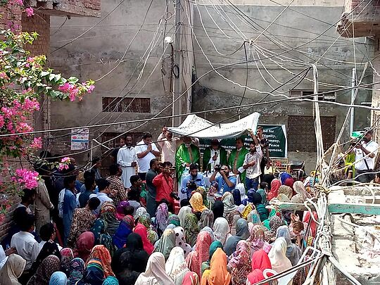Christen feiern nach den Angriffen in Jaranwala gemeinsam Gottesdienst