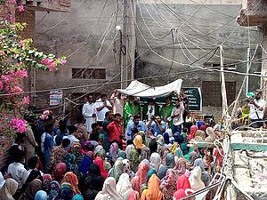 Christen feiern nach den Angriffen in Jaranwala gemeinsam Gottesdienst