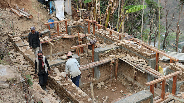 Nach dem Erdbeben werden neue Unterkünfte gebaut für die obdachlos gewordenenen Menschen. 