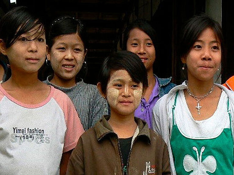 Eine Gruppe junger Frauen in Myanmar.