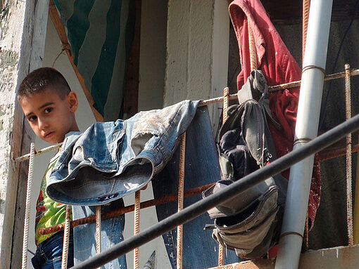 Ein Junge steht auf einem Balkon im Flüchtlingscamp Dbayeh im Libanon.