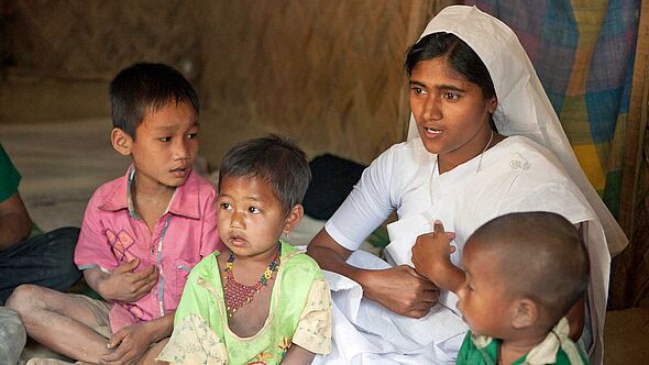 Eine Ordensschwester betet mit den Kindern der Tripuras. Die Mehrheit von ihnen ist katholisch.