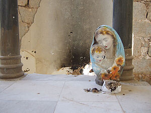 Madonna am Boden einer zerstörten Kirche in Syrien. 