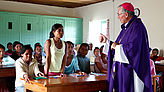 Der Bischof der Diözese Moramanga erklärt im Präventionsunterricht, wie die jungen Mädchen nicht in die Prositution abrutschen. 
