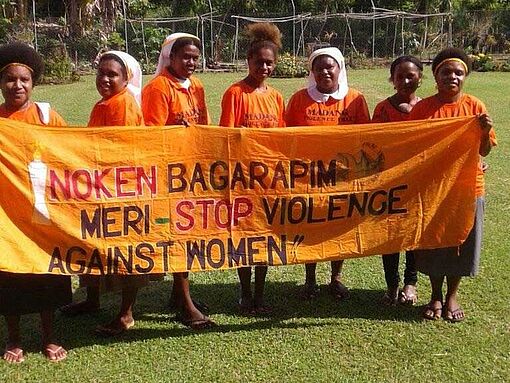 Die Sisters of St. Therese in Madang, Papua-Neuguinea, protestieren gegen Gewalt gegen Frauen.