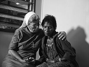 Sr. Lorena und Margret: sie ist Überlebende einer „Hexen“-Verbrennung 2012 in der Nähe von Mendi, Papua Neuguinea