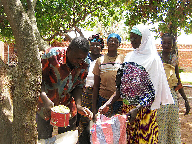 In Burkina Faso verteilen die missio-Projektpartner Lebensmittel an Flüchtlingsfamilien.