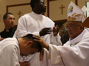 Der Bischof führt die Priesterweihe des ersten einheimischen mongolischen Priesters durch. 