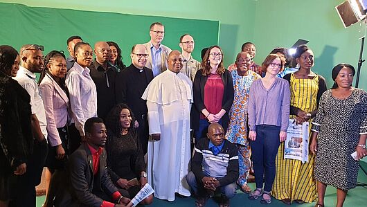 Das Katholische Fernsehen des Erzbistums Abuja hat missio-Präsident Pfarrer Dirk Bingener zu einem Interview ins Studio geladen. Danach gab es ein Gruppenbild mit dem Personal des Studios und Mitarbeiterinnen und Mitarbeitern von missio.