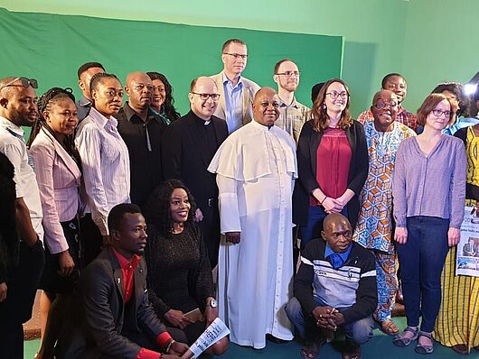 Das Katholische Fernsehen des Erzbistums Abuja hat missio-Präsident Pfarrer Dirk Bingener zu einem Interview ins Studio geladen. Danach gab es ein Gruppenbild mit dem Personal des Studios und Mitarbeiterinnen und Mitarbeitern von missio.