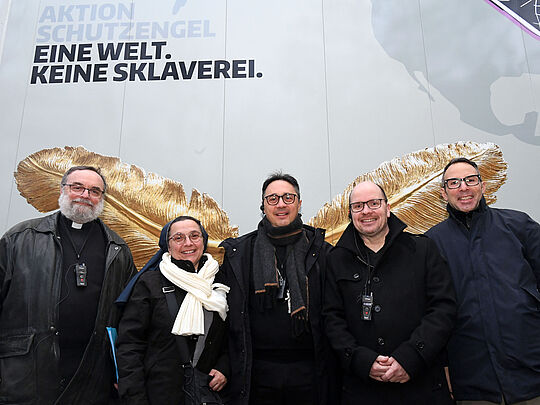 Erzbischof Emilio Nappa (Mitte), Pfarrer Dirk Bingener (zweiter von rechts) und das Team der Päpstlichen Missionswerke am Vatikan vor dem missio-Truck in Aachen.