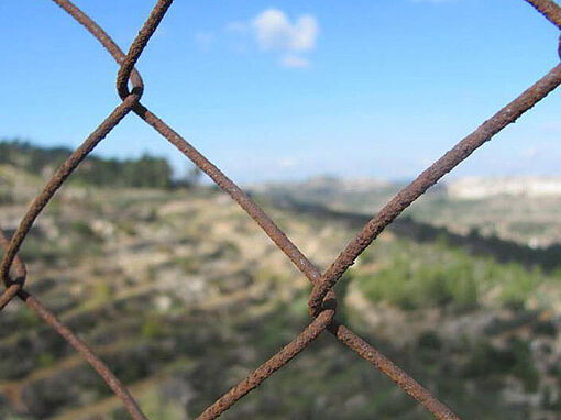 Blick durch einen israelisch-palästinensischen Grenzzaun