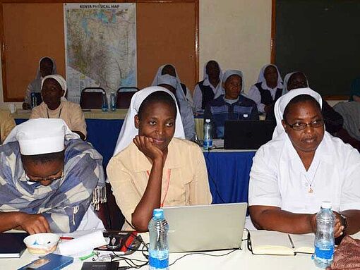 Drei Ordensfrauen von der ACWECA werden ausgebildet