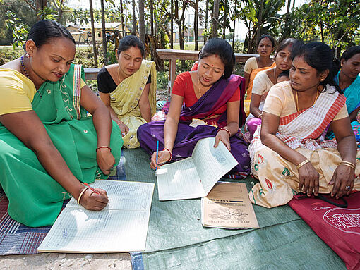 Eine Gruppe junger Frauen im nordostindischen Bundesstaat Assam und lernt gemeinsam