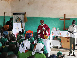 Priester Abba Tesfaye Petros feiert eine Messe im Kule Refugee Camp, Äthiopien.
