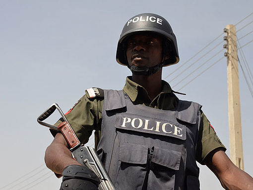 Ein schwer bewaffneter Polizist im Nordosten Nigerias.