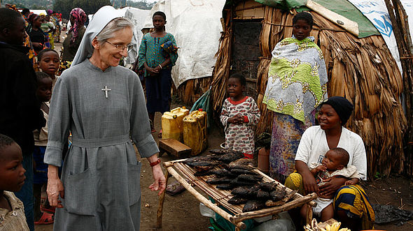 Pallotiner Schwester Dominique besucht Menschen im Flüchtlingslager neben den Monuc Truppen der UN.
