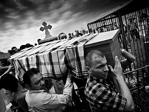 Einige Männer tragen einen Grab während einer Beerdigung in der christlichen Stadt Al Qosh im Nord-Irak.