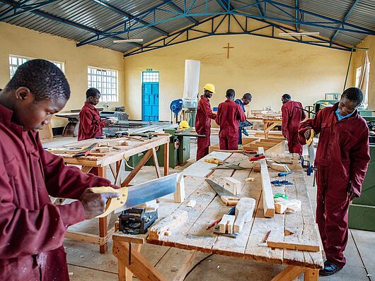 Junge Menschen erlernen im „Napenda Kuishi“ in Nairobi einen Beruf.