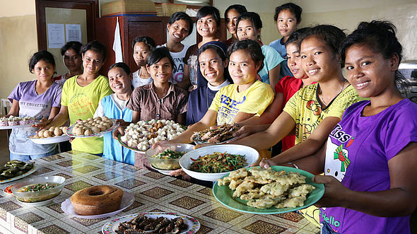 Die Teilnehmerinnen eines Kochkurses an der Haushaltsschule St. Maria Weetabula auf Sumba präsentieren ihre Speisen. 