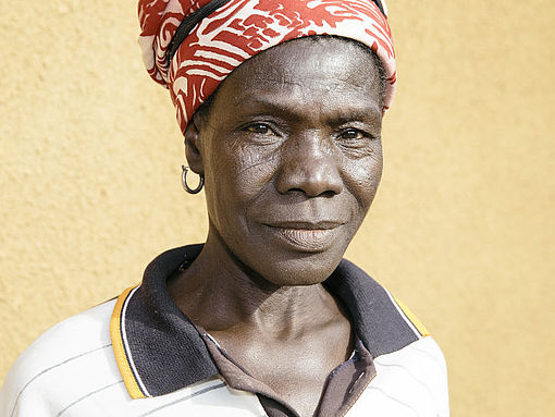 Eine Frau, die der Hexerei beschuldigt und verjagt wurde, im Schutzzentrum Delwendé, Burkina Faso.