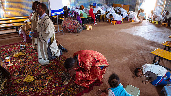Die gemeinsame Messe im Kirchenzelt des Flüchtlingslagers stärkt die Gemeinschaft. 