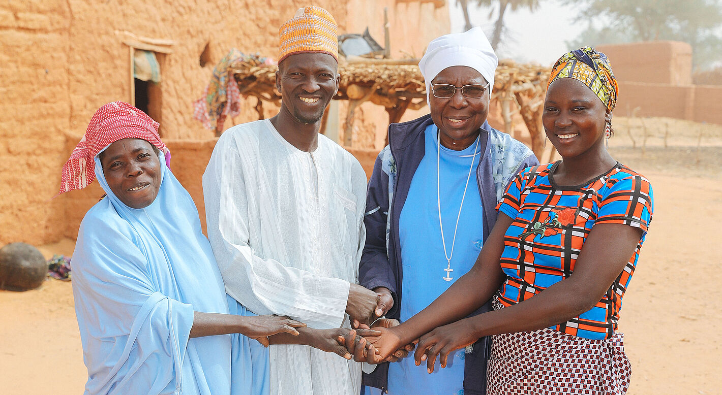 Schwester Marie Catherine Kingbo vom Orden „Franternité des Servantes de Christ” besucht das Dorf Sabiro Village.