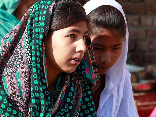 Zwei christliche junge Frauen in Pakistan
