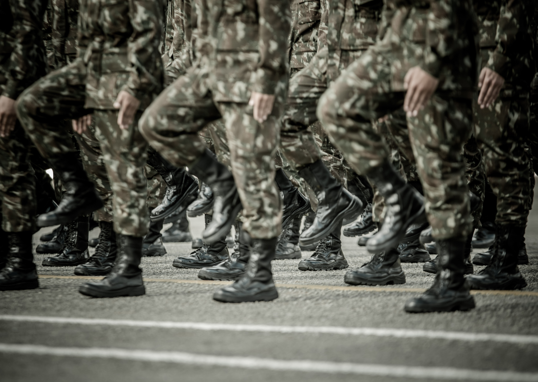 Marschierende Soldaten in Uniform. 