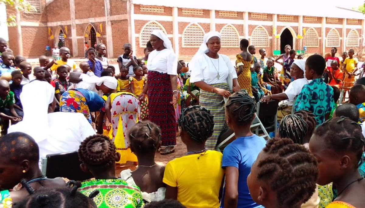 Die Ordensschwestern "Sœurs Servantes de l’Eucharistie et de la Mission" stehen den Menschen in Burkina Faso in der Not bei.