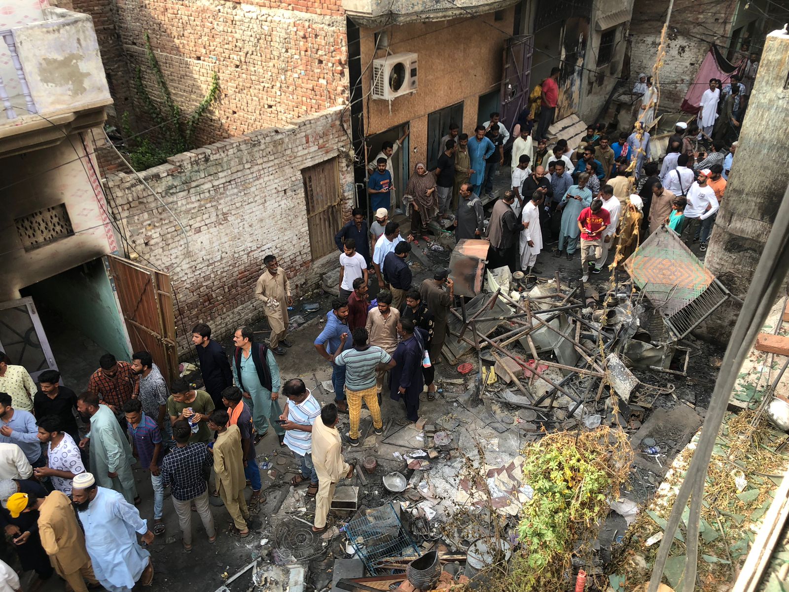 Christen machen sich ein Bild von den Zerstörungen ihres Viertels in Jaranwala